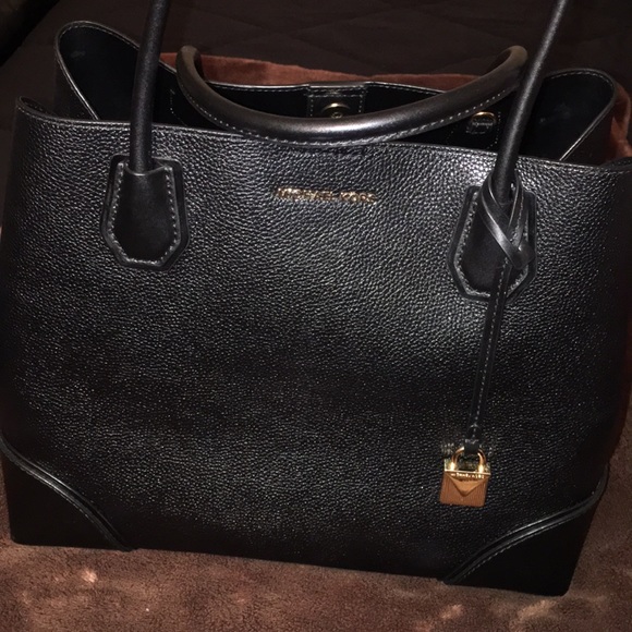 MICHAEL Michael Kors Handbags - 🔥Sale🔥 Beautiful Black Large MK Mercer Center tote..used once..like new